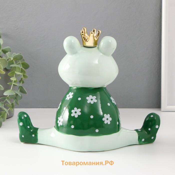 Фигурка керамика «Лягушонок в футболке с ромашками, в короне», 24.3×13.2×21.8 см